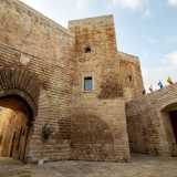 per accedere in un piccolo cortile. E qui, intagliati nelle pareti vicino all�ingresso, possiamo osservare i primi antichi simboli dei Templari che permeano il maniero